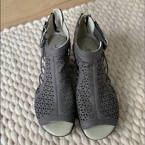 JBU the most comfortable shoes just worn one time barely can tell the wear!